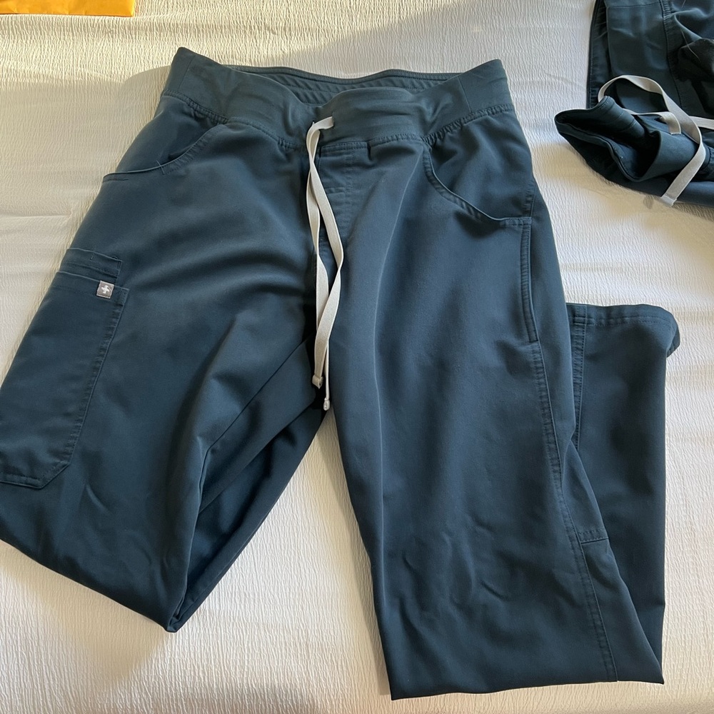 Figs Cargo scrub pants in Gray